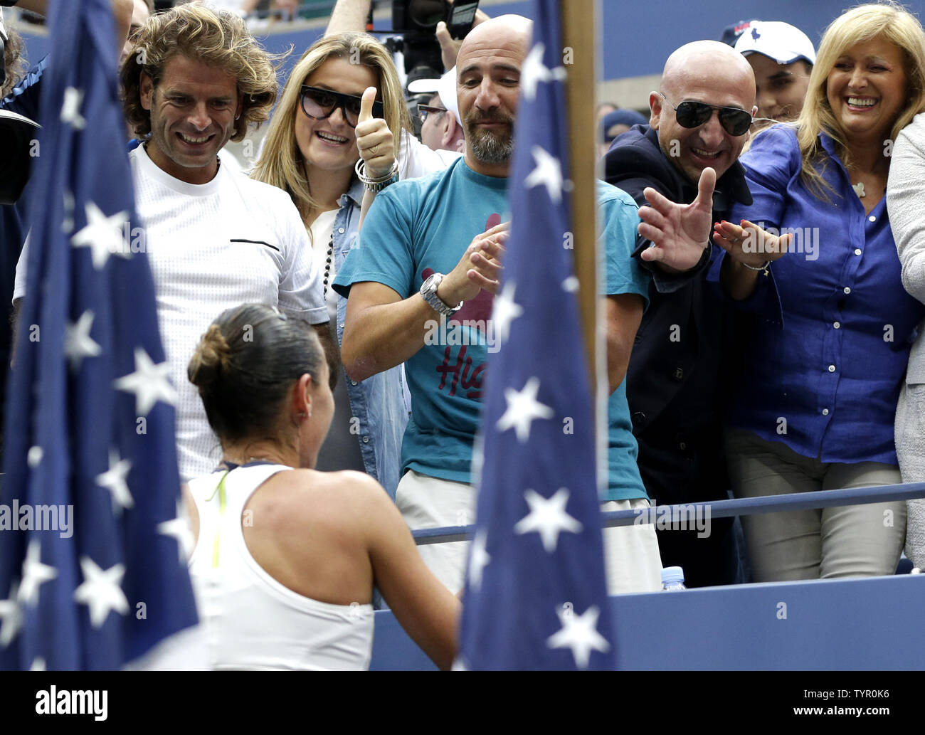 Flavia PENNETTA di Italia celebra con i suoi sostenitori dopo la sua vittoria su Roberta VINCI di Italia nella finale delle donne nell'Arthur Ashe Stadium dell'US Open Tennis campionati a USTA Billie Jean King National Tennis Center a New York City il 12 settembre 2015. Pennetta vince la partita 7-6, 6-2, diventando la prima donna italiana a vincere un US Open e ha anche annunciato il suo ritiro alla cerimonia di premiazione. Foto di Giovanni Angelillo/UPI Foto Stock