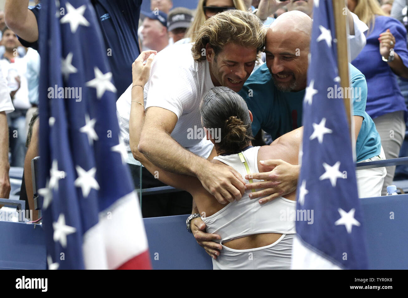 Flavia PENNETTA di Italia celebra con i suoi sostenitori dopo la sua vittoria su Roberta VINCI di Italia nella finale delle donne nell'Arthur Ashe Stadium dell'US Open Tennis campionati a USTA Billie Jean King National Tennis Center a New York City il 12 settembre 2015. Pennetta vince la partita 7-6, 6-2, diventando la prima donna italiana a vincere un US Open e ha anche annunciato il suo ritiro alla cerimonia di premiazione. Foto di Giovanni Angelillo/UPI Foto Stock