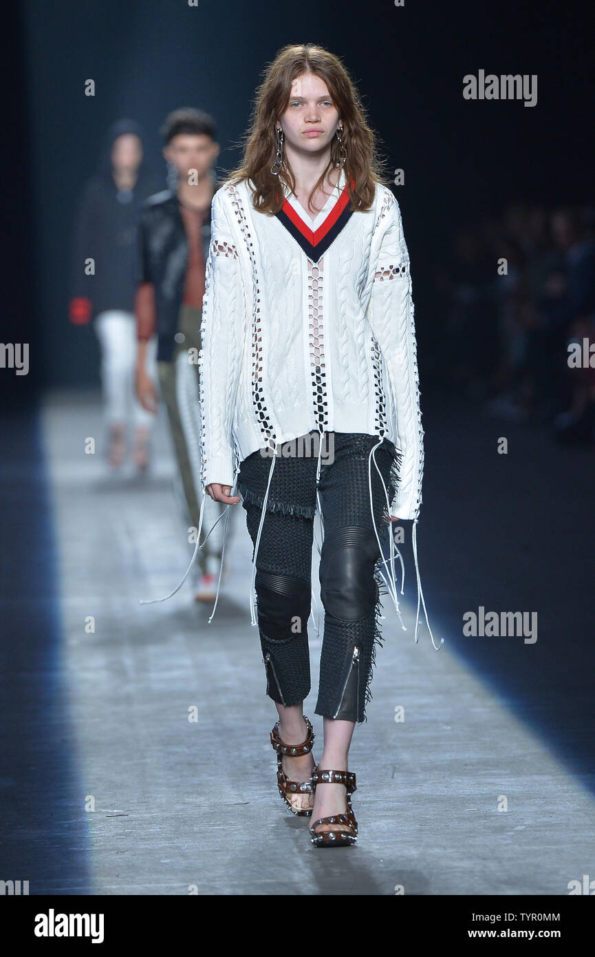 Stella Lucia passeggiate sulla pista dell'Alexander Wang Fashion Show presso il Molo 94 durante la settimana della moda di New York la Primavera/Estate 2016 Collezioni nella città di New York il 12 settembre 2015. Foto di Andrea Hanks/UPI Foto Stock