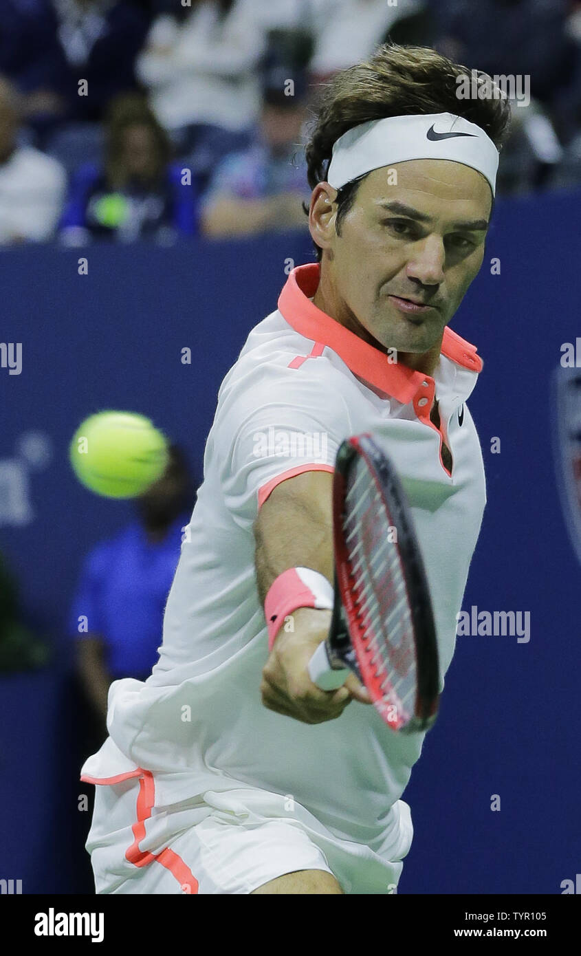 Roger Federer restituisce un colpo a Novak Djokovic di Serbia a uomini della finale nell'Arthur Ashe Stadium dell'US Open Tennis campionati a USTA Billie Jean King National Tennis Center a New York City il 13 settembre 2015. Foto di Ray Stubblebine/UPI Foto Stock