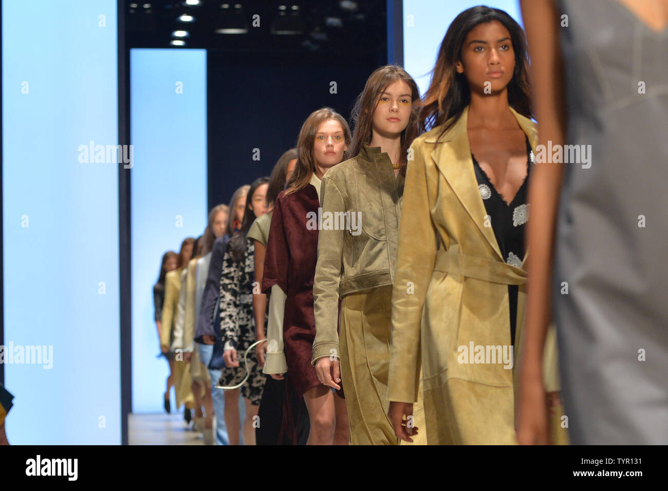 Un modello di passeggiate la pista al Derek Lam Fashion Show durante la settimana della moda di New York la Primavera/Estate 2016 Collezioni nella città di New York il 13 settembre 2015. Foto di Andrea Hanks/UPI Foto Stock