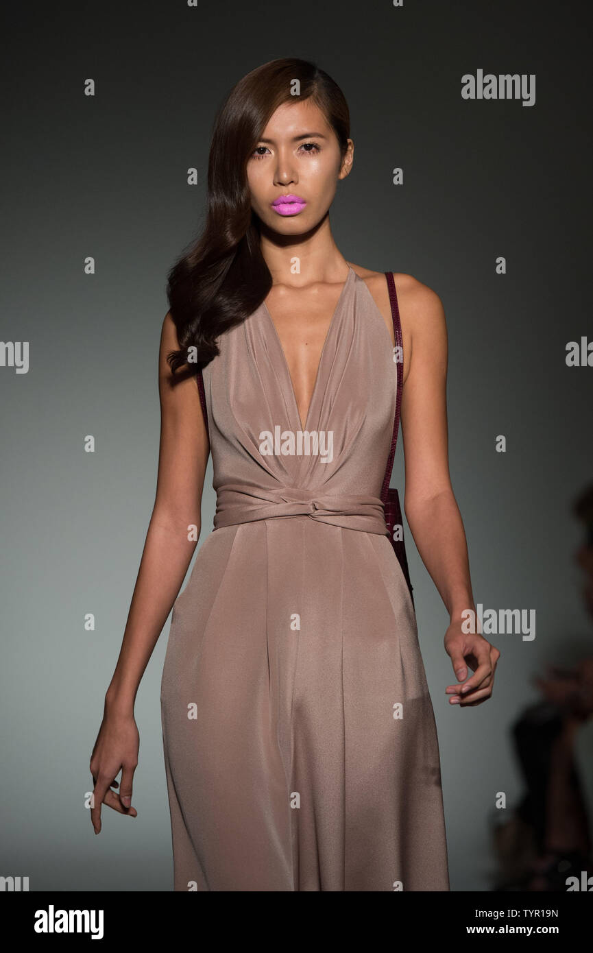 Un modello di passeggiate la pista al Michael Costello Fashion Show durante la settimana della moda di New York la Primavera/Estate 2016 Collezioni nella città di New York il 15 settembre 2015. Foto di Andrea Hanks/UPI Foto Stock