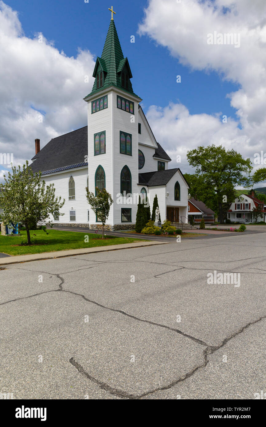 San Giuseppe chiesa in Lincoln, New Hampshire durante i mesi primaverili. Questa chiesa fu costruita nel 1903 su un terreno donato dal sig. J.E. Enrico e figli. Foto Stock