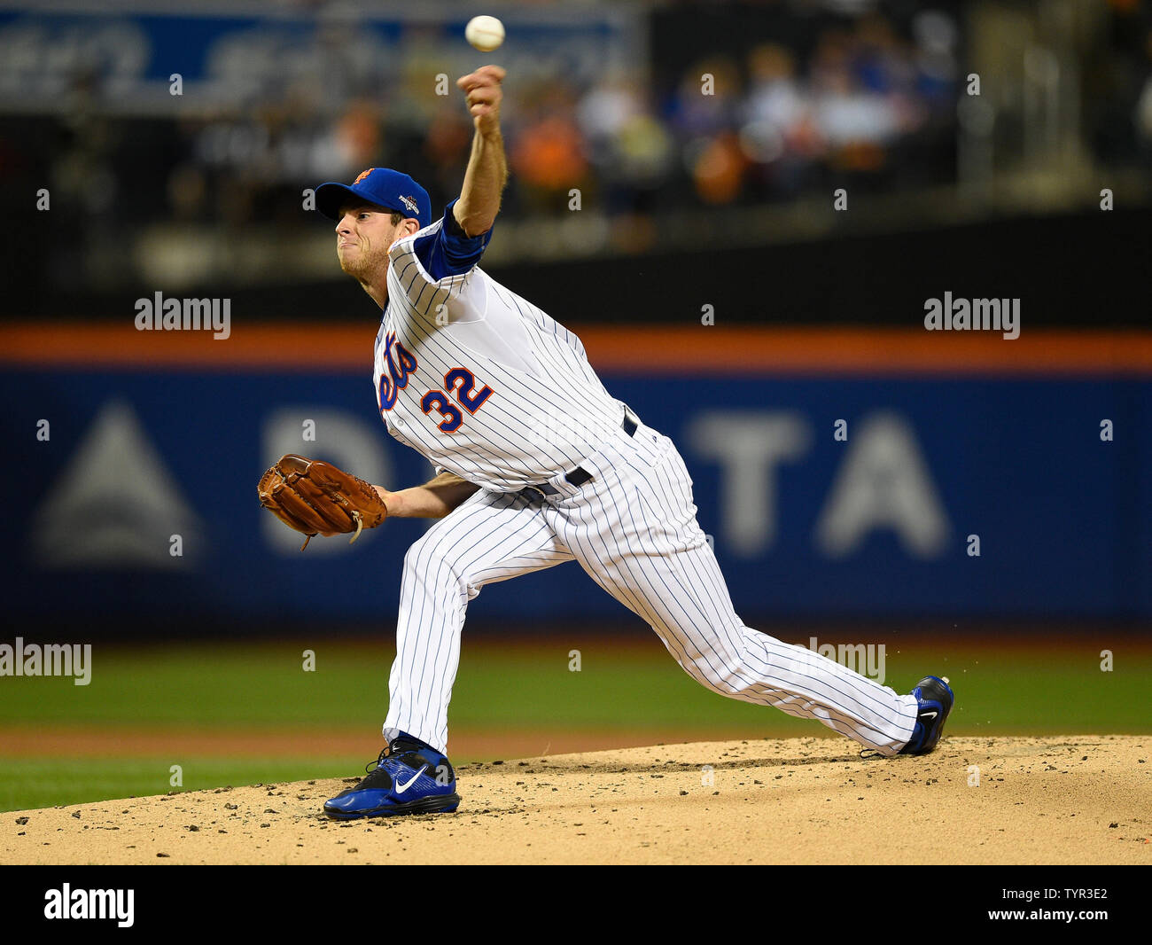 New York Mets a partire lanciatore Steven Matz (32) genera un passo nel secondo inning contro i Los Angeles Dodgers nel gioco 4 del NLDS contro il Citi Field di New York City il 13 ottobre 2015. Foto di ricca Kane/UPI Foto Stock