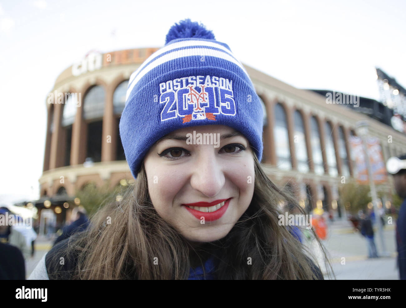 Una bambina indossa un Mets Postseason Cappello invernale al di fuori della  sfera parco prima di gioco uno dei gli NLC dove i New York Mets riprodurrà  il Chicago Cubs a Citi