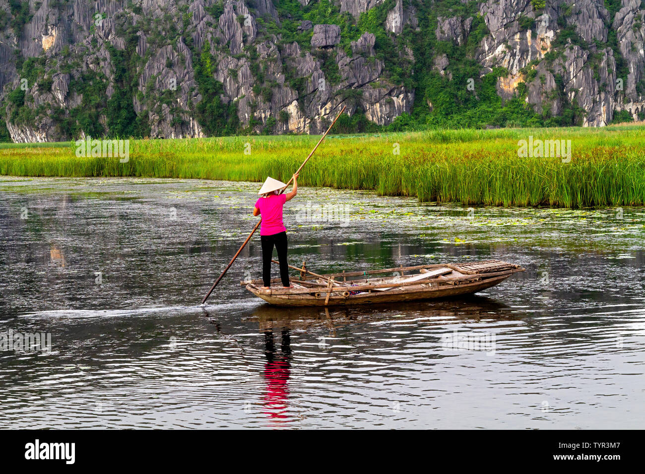 Donna di canottaggio barche in legno (sampans) in Trang un, la delta di fiume area in prossimità di Ninh Binh città. Ninh Binh provincia, Vietnam. Trang un fu arruolato come une Foto Stock