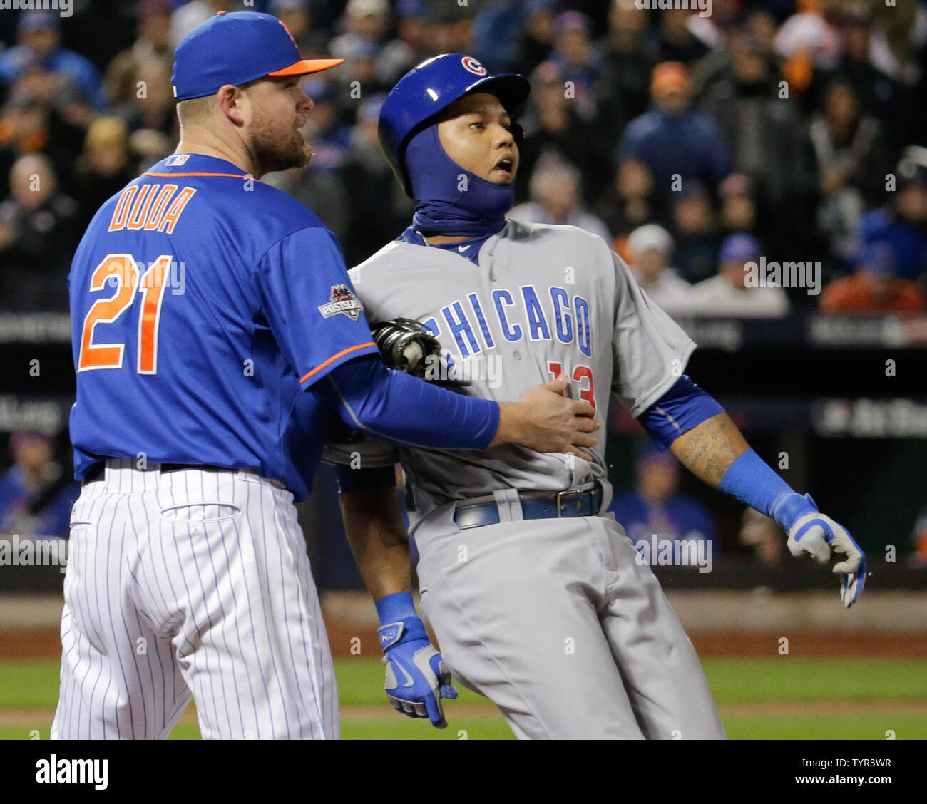 Chicago Cubs pastella Starlin Castro reagisce dopo che egli è stato tagged fuori da New York Mets primo baseman Lucas Duda (21) su un infield rasoterra dalla distanza nel quarto inning di gioco 2 del gli NLC presso Citi Field di New York City il 18 ottobre 2015. Foto di Ray Stubblebine/UPI Foto Stock