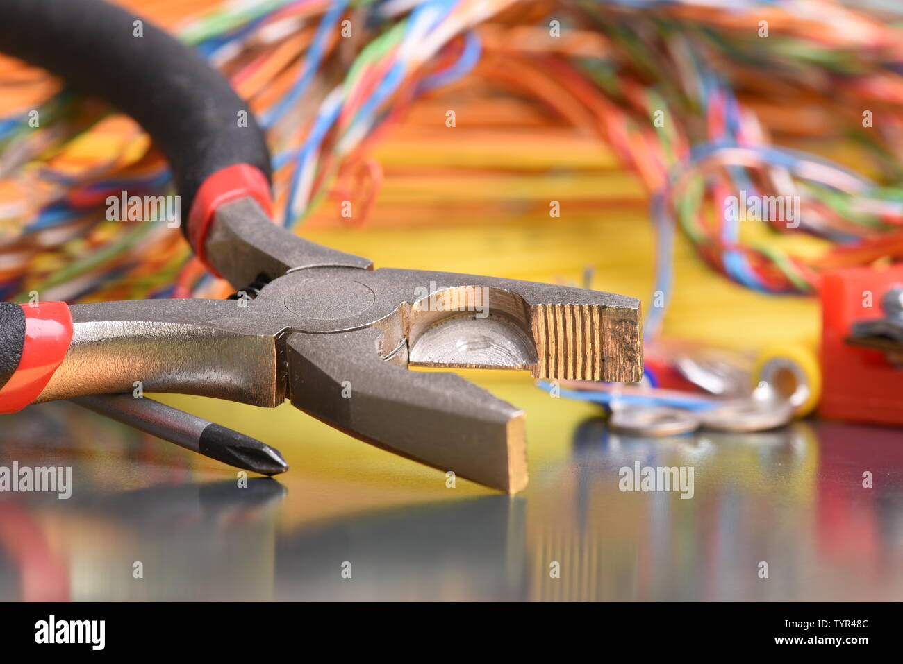 Utensili elettrici e il componente da utilizzare in impianti elettrici closeup Foto Stock