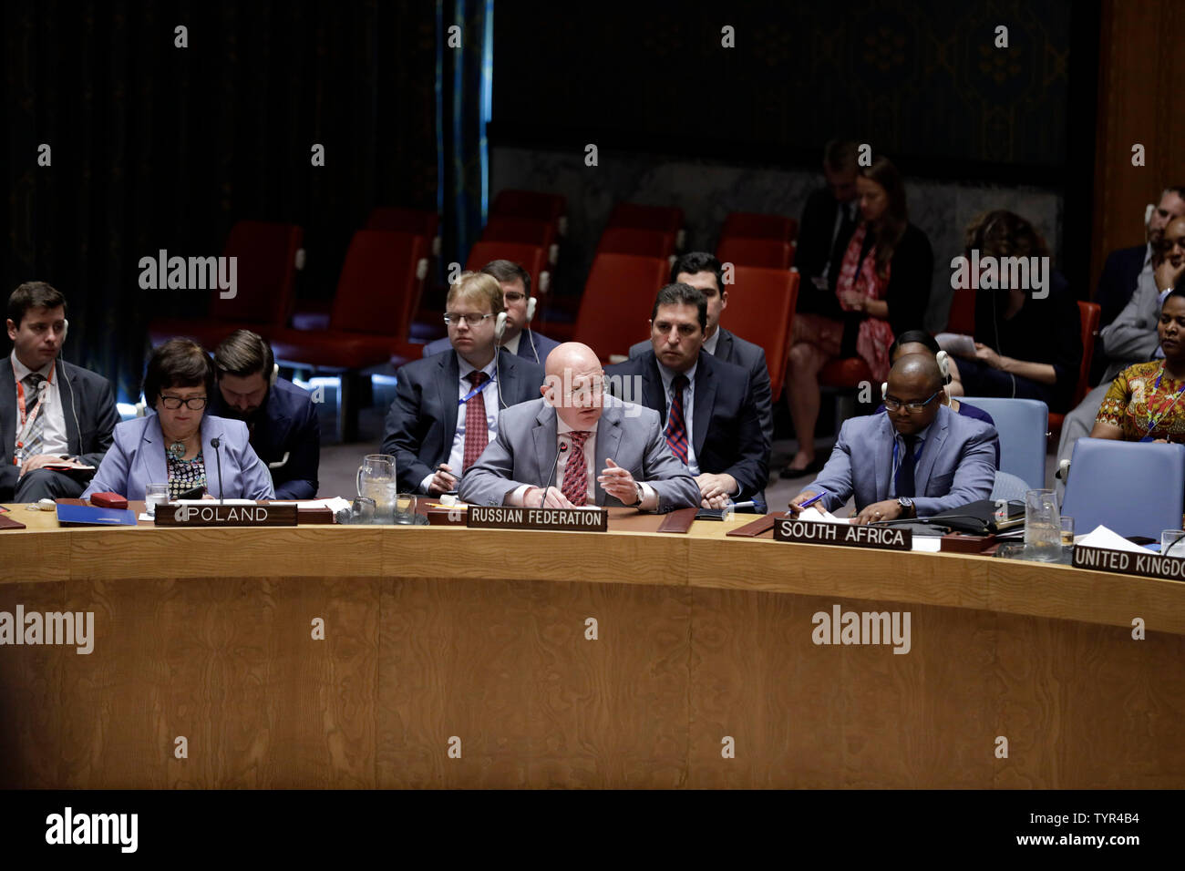 Onu, New York, Stati Uniti d'America. 26 giu 2019. Federazione rappresentante permanente presso le Nazioni Unite Vassily Nebenzia (C, anteriore), gli indirizzi del Consiglio di sicurezza il semi-annuale di informazioni sull'attuazione della risoluzione 2231, che ha avallato il giunto piano globale di azione (JCPOA) sul programma nucleare iraniano, presso la sede delle Nazioni Unite a New York, 26 giugno 2019. Credito: Xinhua/Alamy Live News Foto Stock