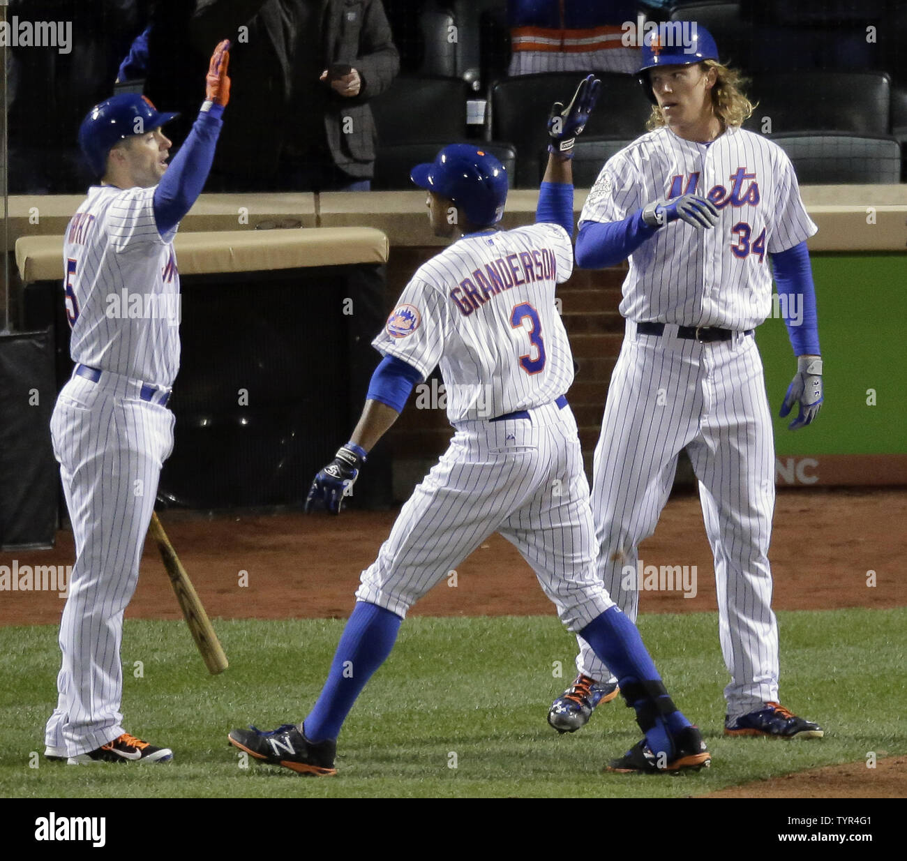 New York Mets pastella Curtis Granderson (3) festeggia con runner Noè Syndergaard (34) e sul ponte della pastella David Wright dopo aver colpito una due-run home run contro Kansas City Royals nella terza inning durante il gioco 3 del World Series a Citi Field di New York City il 30 ottobre 2015. Foto di Ray Stubblebine/UPI Foto Stock