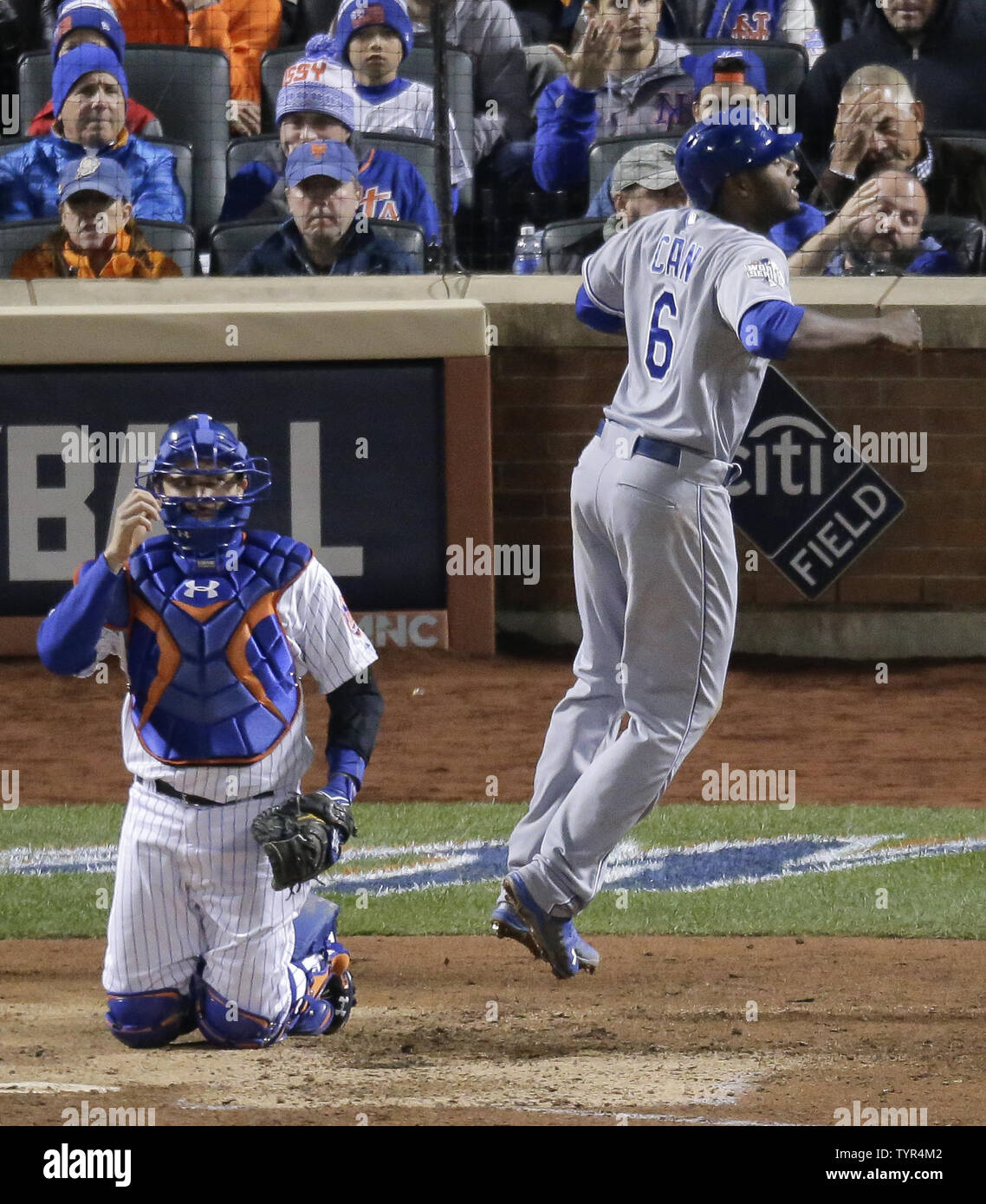 Kansas City Royals runner Lorenzo Caino (6) punteggi il nullaosta eseguire passato New York Mets catcher Travis d'Arnaud nell ottavo inning durante il gioco 4 del World Series a Citi Field di New York City il 31 ottobre 2015. Foto di Ray Stubblebine/UPI Foto Stock