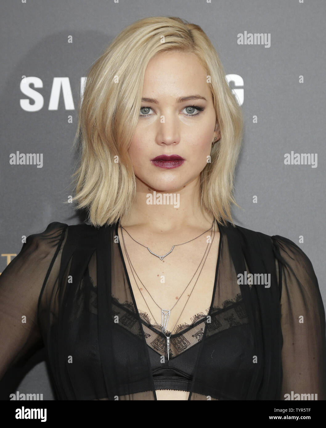 Jennifer Lawrence arriva sul tappeto rosso al "la fame di giochi: Mockingjay- parte 2 " New York Premiere a AMC Loews Lincoln Square 13 Teatro di Novembre 18, 2015 a New York City. Foto di Giovanni Angelillo/UPI Foto Stock