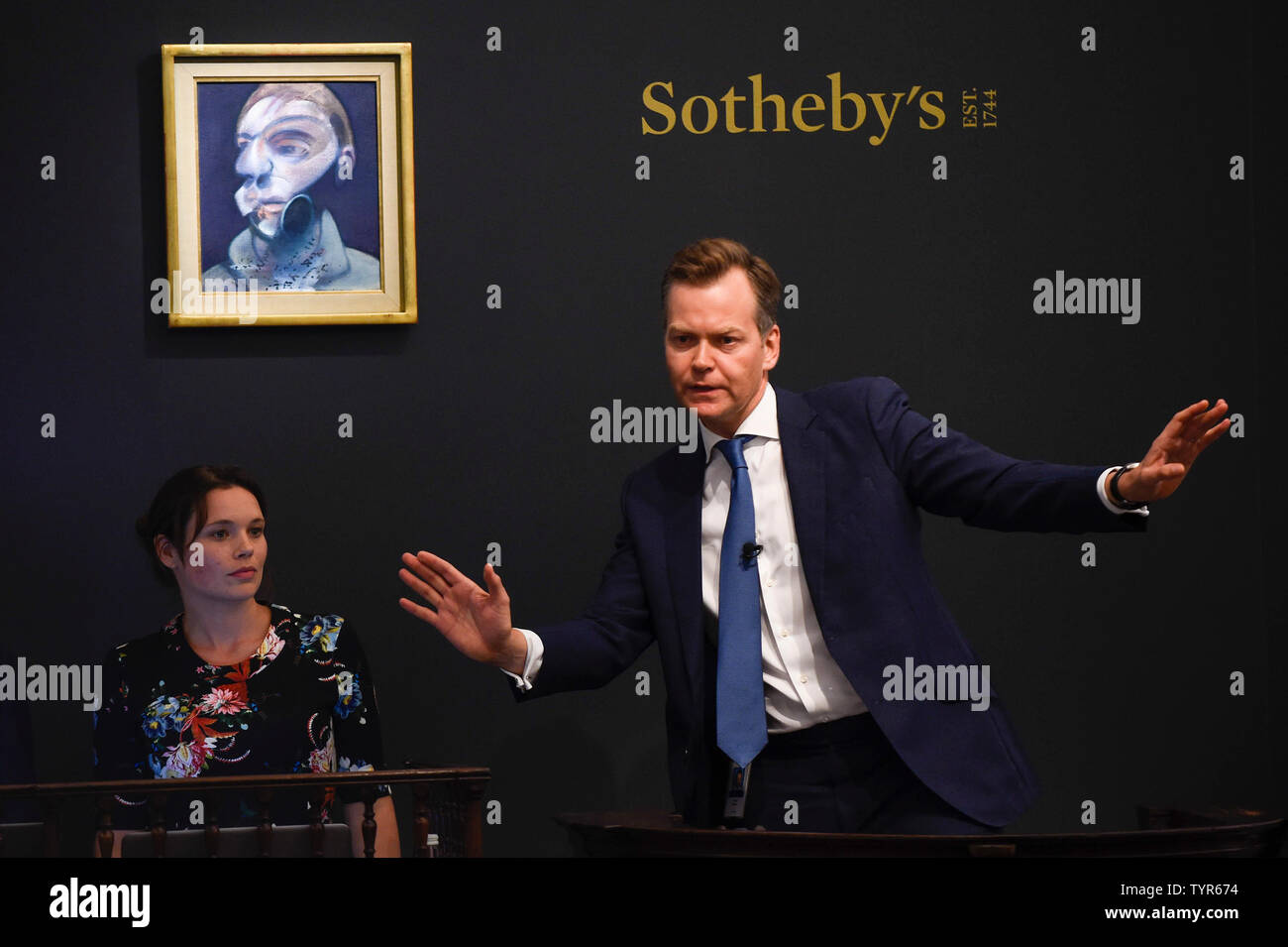 Londra, Regno Unito. Il 26 giugno 2019. Oliver Barker, Presidente, Sotheby's Europa, campi offerte per ''self-portrait" di Francis Bacon, (Est. €15.000.000 - 20.000.000) che ha venduto per un martello prezzo di £14,350,000 da Sotheby's Arte Contemporanea Vendita di sera nel loro nuovo Bond Street Galleries. Credito: Stephen Chung / Alamy Live News Foto Stock