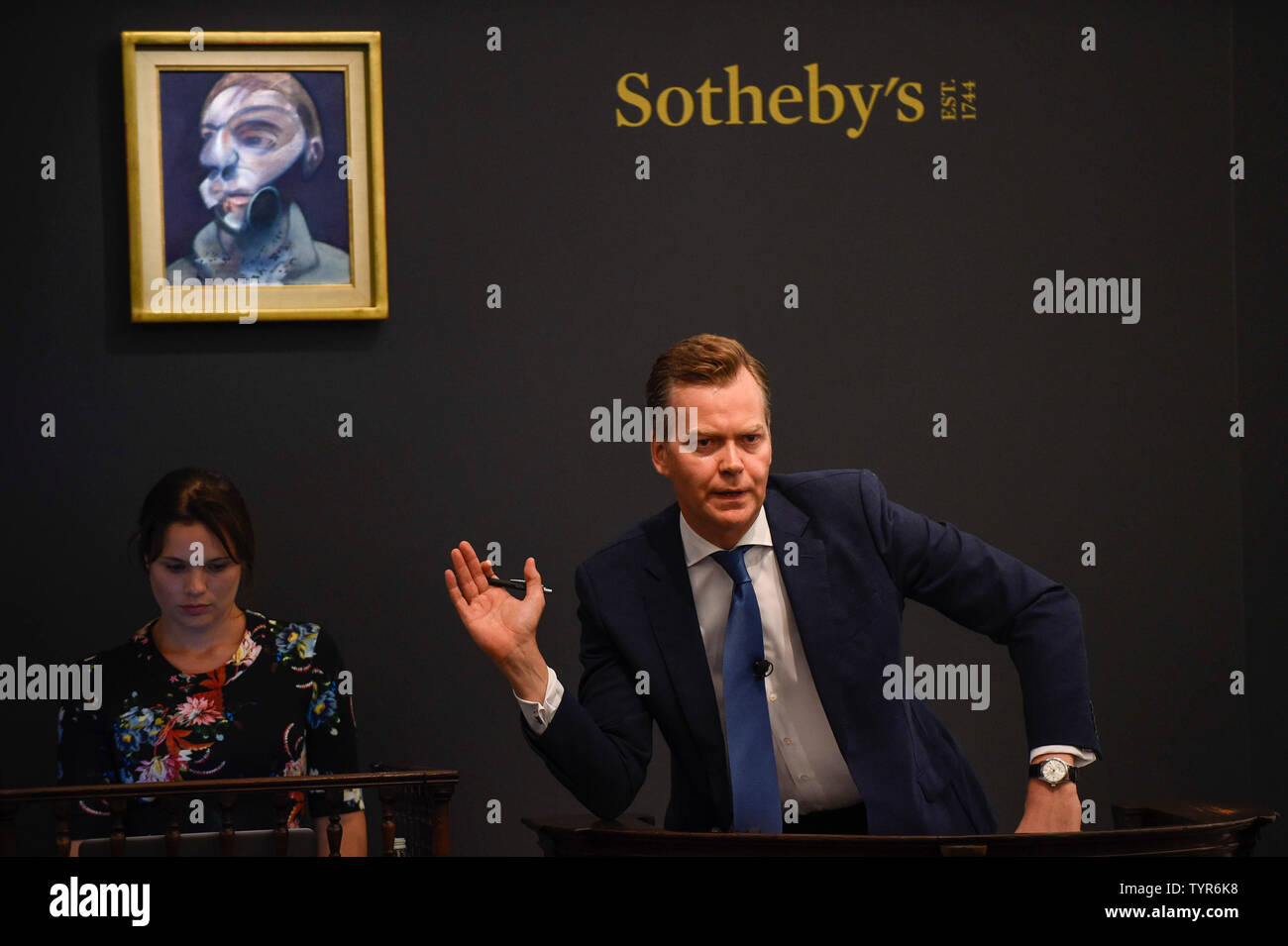 Londra, Regno Unito. Il 26 giugno 2019. Oliver Barker, Presidente, Sotheby's Europa, campi offerte per ''self-portrait" di Francis Bacon, (Est. €15.000.000 - 20.000.000) che ha venduto per un martello prezzo di £14,350,000 da Sotheby's Arte Contemporanea Vendita di sera nel loro nuovo Bond Street Galleries. Credito: Stephen Chung / Alamy Live News Foto Stock