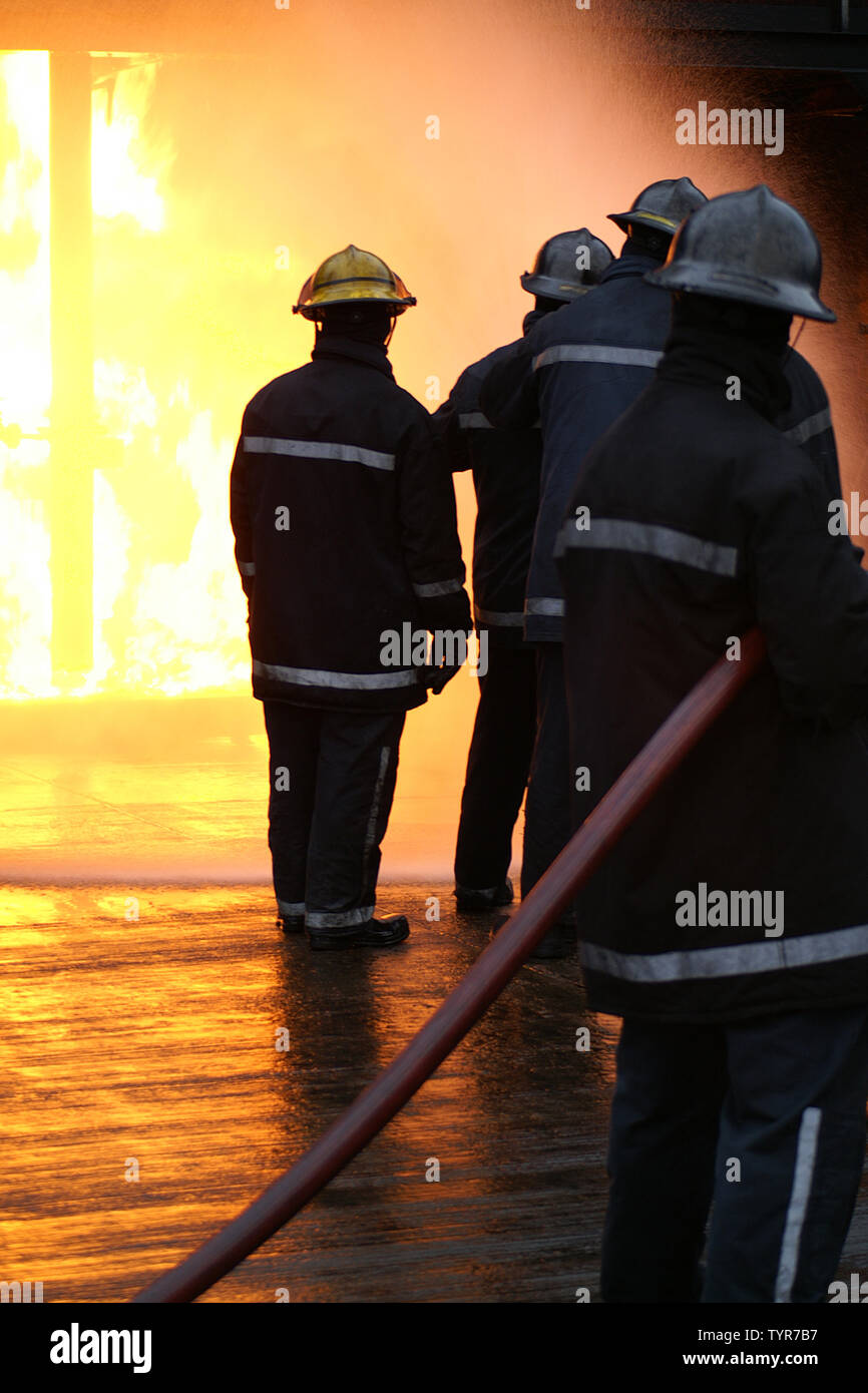 Fire Fighters combattimenti casa di fuoco Foto Stock