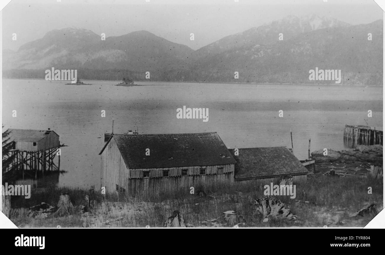 Scritto sul retro della foto: il sig. Duncan il falegname shop--cannery--wharf. Anche--negozio boat di Giovanni e Rod Davis. (M.A.M., Dwv., 1926). Foto Stock