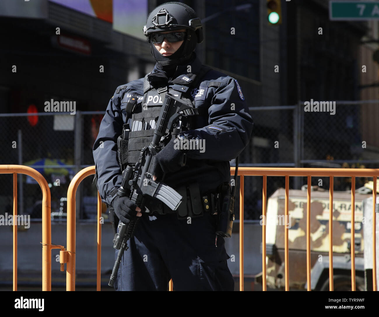 Un funzionario di polizia nel NYPD contro il terrorismo divisione sta di guardia in Times Square dopo 30 persone sono morte e più di 200 feriti da esplosione che ha colpito a Bruxelles durante il martedì mattina ora di punta su Marzo 22, 2016 a New York City. Bombe tore attraverso il principale aeroporto della capitale belga e una stazione della metropolitana nel centro di Bruxelles martedì. ISIS sostiene che è dietro il terrore che ha ucciso 30 nella capitale belga. Foto di Giovanni Angelillo/UPI Foto Stock