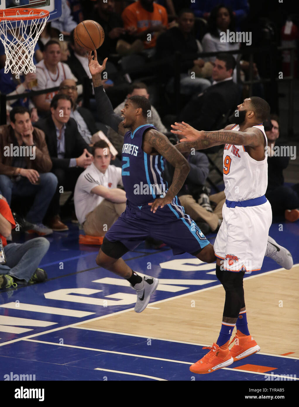 New York Knicks avanti Kyle O'Quinn (9) falli Charlotte Hornets avanti Marvin Williams (2) nel primo trimestre a Madison Square Garden a New York City il 6 aprile 2016. Foto di Ray Stubblebine/UPI Foto Stock