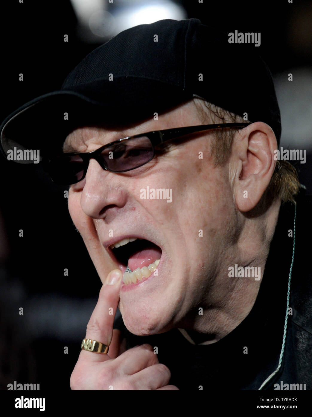 Inductee Rick Nielsen dei Cheap Trick arriva in sala stampa alla XXXI annuale di Rock and Roll Hall Of Fame cerimonia di investitura presso Barclays Center su Aprile 8, 2016 in New York City. La classe 2016 dispone di Chicago, Pigoli trucco e Deep Purple. Foto di Dennis Van Tine/UPI Foto Stock