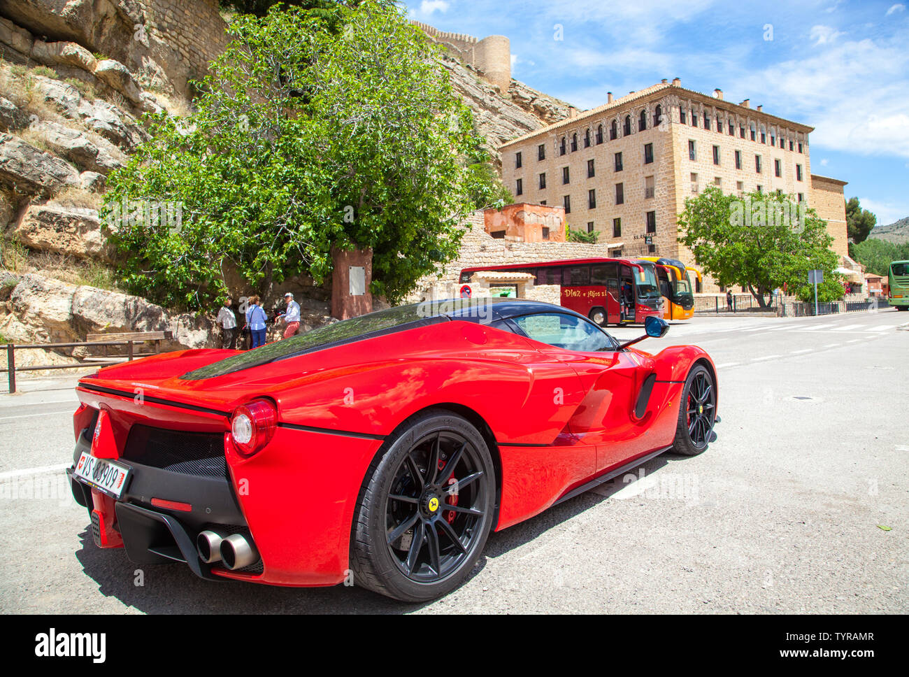 Rosso Ferrari automobile parcheggiata nel medievale moresco spagnolo antica città murata città di Albarracin Aragona Spagna Foto Stock