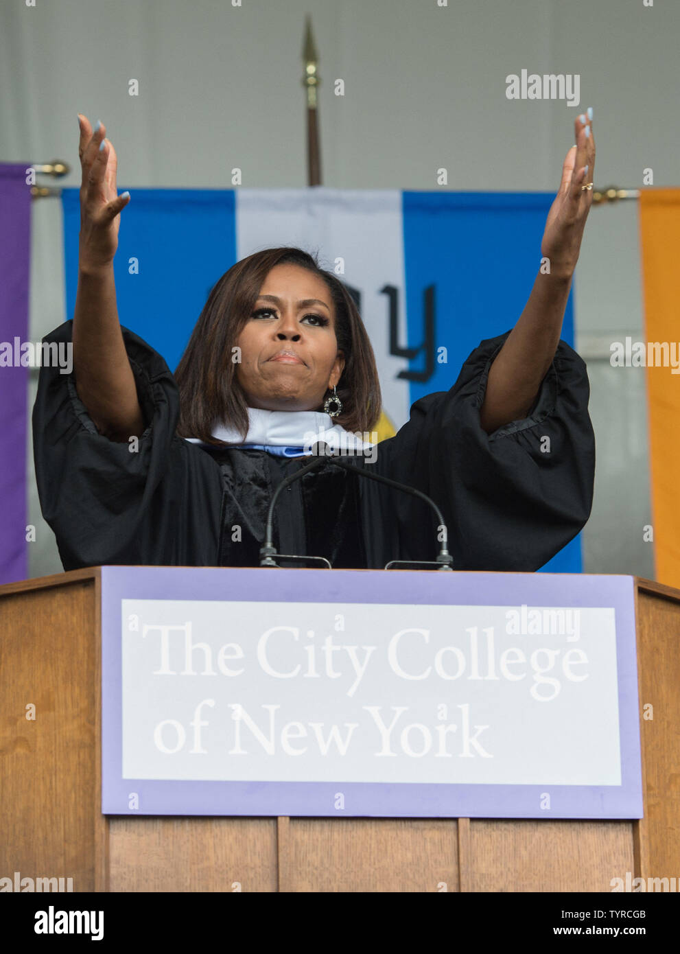 La First Lady Michelle Obama offre il suo ultimo indirizzo di inizio come in primo luogo signora a 170 cerimonia di inizio del City College di New York sul campus CCNY nel quartiere storico di Harlem, Venerdì, 3 giugno 2016. Più di 3 mila studenti costituiscono la classe del 2016. Foto di Bryan R. Smith/UPI Foto Stock