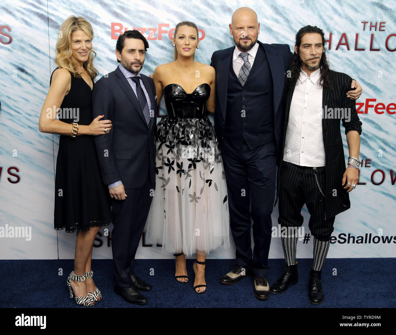 Lynn Harris, Jaume Collet-Serra, Blake Lively e Matti Leshem arrivano sul tappeto rosso al bassifondi Premiere mondiale a AMC Loews Lincoln Square a giugno 21, 2016 a New York City. Foto di Giovanni Angelillo/UPI Foto Stock