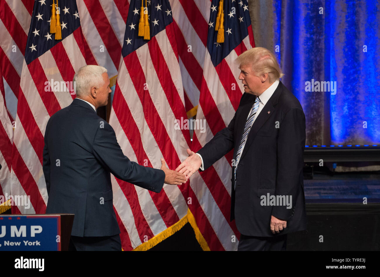 Presunto candidato repubblicano per il presidente Donald Trump scuote le mani con la sua scelta per il Vice Presidente, Mike Pence, sinistra, in occasione di una conferenza stampa a New York Hilton sulla luglio 16, 2016 a New York City. Foto di Bryan R. Smith/UPI Foto Stock