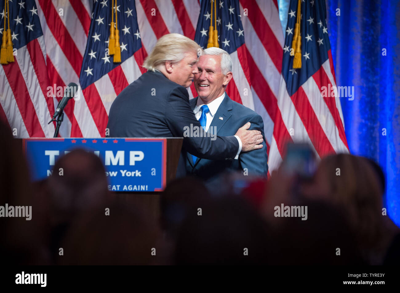 Presunto candidato repubblicano per il presidente Donald Trump saluta la sua scelta per Vice Presidente Mike Pence in occasione di una conferenza stampa a New York Hilton sulla luglio 16, 2016 a New York City. Foto di Bryan R. Smith/UPI Foto Stock