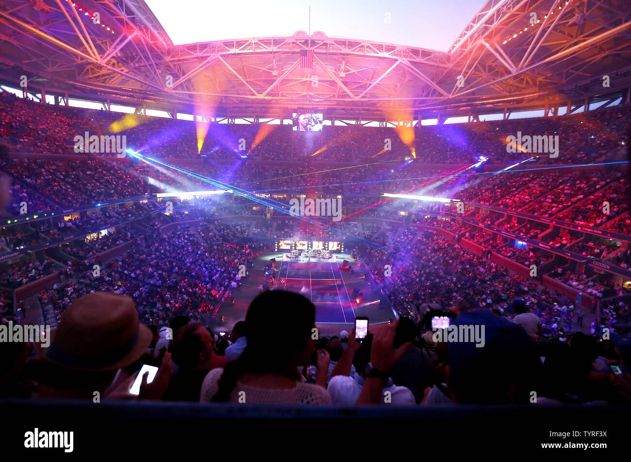 Phil Collins esegue durante la cerimonia di apertura di Arthur Ashe Stadium dell'USTA Billie Jean King National Tennis Center a New York City il 29 agosto 2016. I 150 milioni di dollari del tetto, che è fatto di tessuto, verrà utilizzato solo in caso di condizioni meteo avverse e dotato di 360 nuove luci a LED. Foto di Monika Graff/UPI Foto Stock