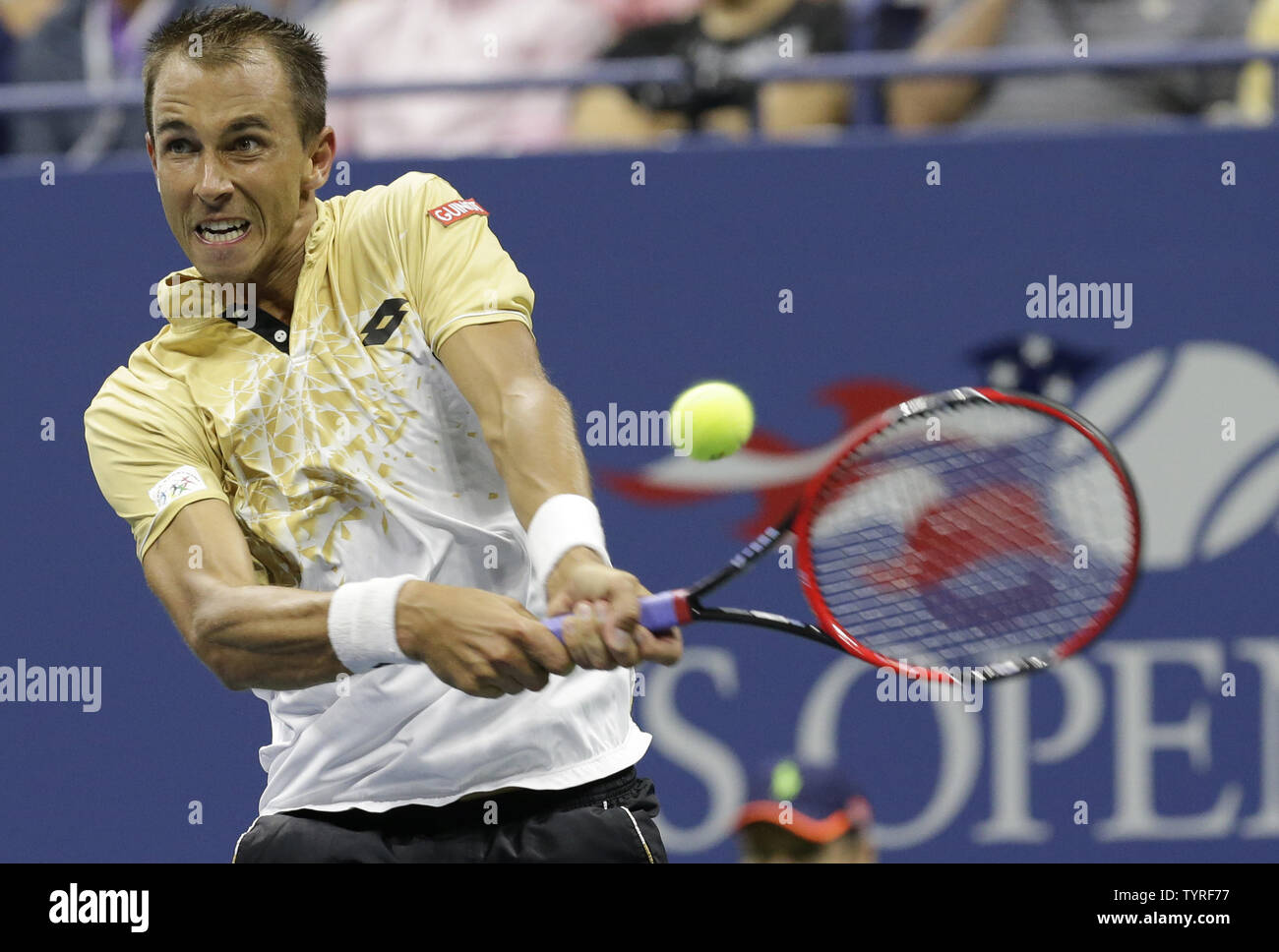 Lukas Rosol della Repubblica ceca colpi di rovescio nella sua retta fissa sconfitta per Andy Murray di Inghilterra nel primo round di Arthur Ashe Stadium al 2016 US Open Tennis campionati a USTA Billie Jean King National Tennis Center a New York City il 30 agosto 2016. Foto di Giovanni Angelillo/UPI Foto Stock