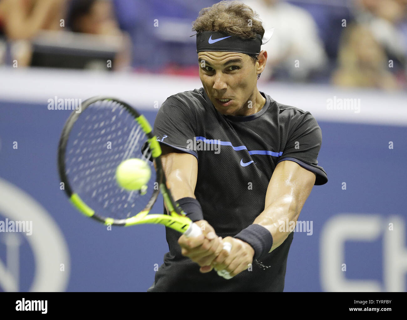 Rafael Nadal di Spagna colpi di rovescio di Andreas Seppi di Italia nella loro seconda partita in Arthur Ashe Stadium al 2016 US Open Tennis campionati a USTA Billie Jean King National Tennis Center a New York City il 31 agosto 2016. Foto di Giovanni Angelillo/UPI Foto Stock