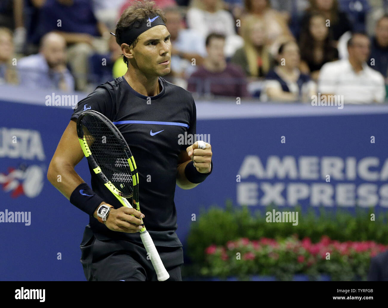 Rafael Nadal di Spagna reagisce dopo aver vinto un punto contro Andrey Kuznetsov della Russia in Arthur Ashe Stadium nel terzo round a 2016 US Open Tennis campionati a USTA Billie Jean King National Tennis Center a New York City il 2 settembre 2016. Foto di Giovanni Angelillo/UPI Foto Stock