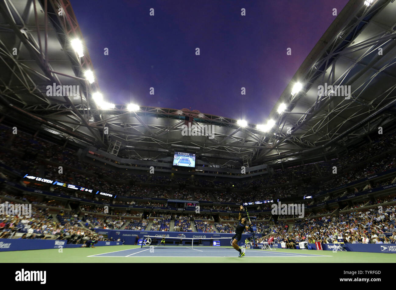 Rafael Nadal di Spagna serve a Andrey Kuznetsov della Russia sotto un aperto tetto apribile in Arthur Ashe Stadium nel terzo round a 2016 US Open Tennis campionati a USTA Billie Jean King National Tennis Center a New York City il 2 settembre 2016. Foto di Giovanni Angelillo/UPI Foto Stock