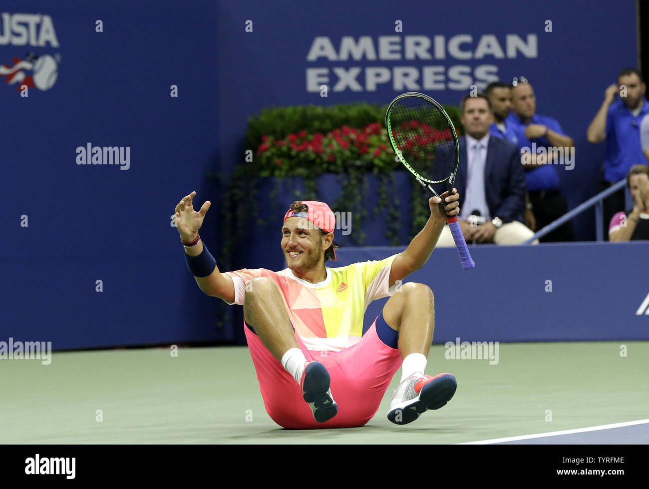 Lucas Pouille celebra dopo la sua quinta vittoria spareggio nel quarto round contro Rafael Nadal di Spagna in Arthur Ashe Stadium al 2016 US Open Tennis campionati a USTA Billie Jean King National Tennis Center a New York City il 4 settembre 2016. Foto di Giovanni Angelillo/UPI Foto Stock