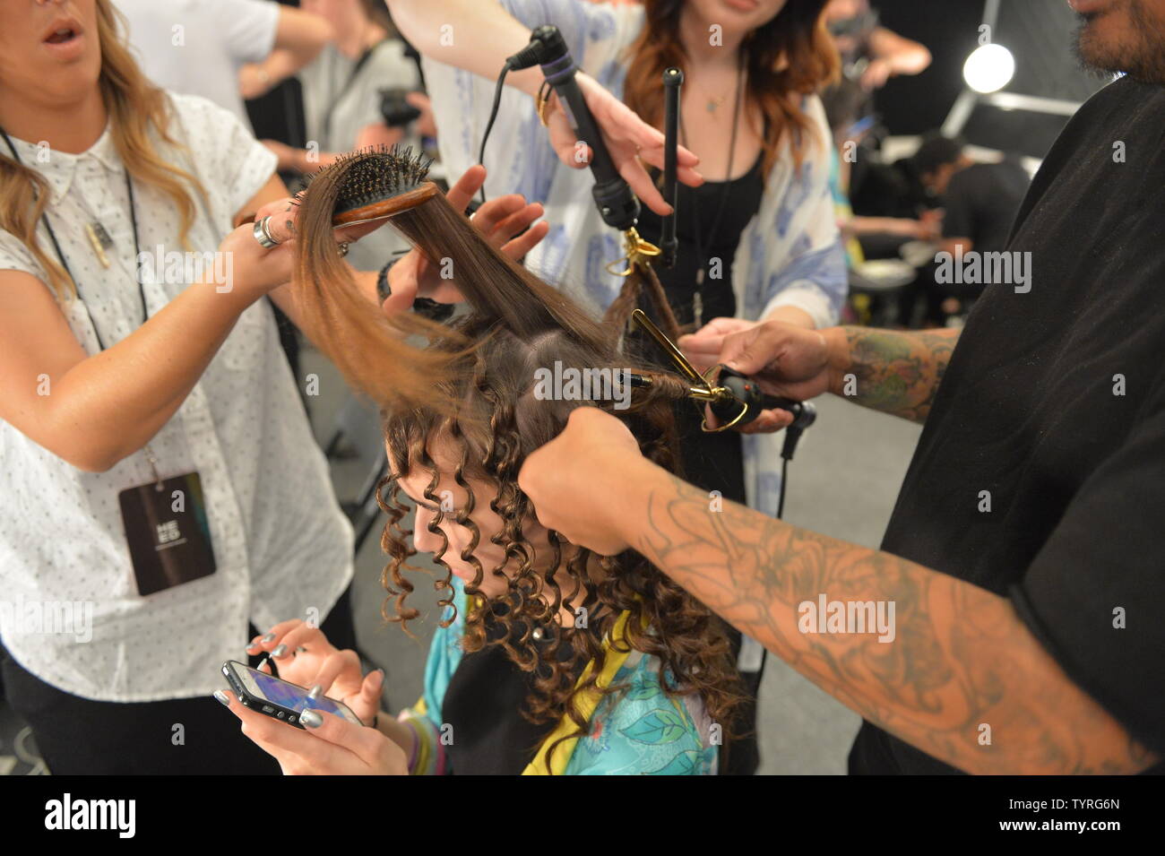 Un modello ottiene i suoi capelli fatto poco prima a piedi la pista al Desigual mostra durante la settimana della moda di New York: la mostra presso l'arco, lucernario a stazione di Moynihan in New York City il 8 settembre 2016. Foto di Andrea Hanks/UPI Foto Stock