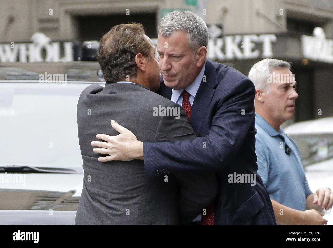 Sindaco di Bill de Blasio e Gov. Andrew Cuomo di New York abbraccio quando arrivano a prendere un tour del danno un giorno dopo una potente esplosione di una bomba è andato fuori sulla West 23rd Street in Manhattan intorno a 8:30 p.m. il sabato, ferendo 29 persone, fracassando windows e richiede una diffusa street chiusure su West 23rd Street il 18 settembre 2016 a New York City. Molte delle lesioni sono state causate da shrapnel dall'esplosione. Le lesioni non erano in pericolo di vita, anche se una persona è stato seriamente ferito, hanno detto i funzionari. Foto di Giovanni Angelillo/UPI Foto Stock