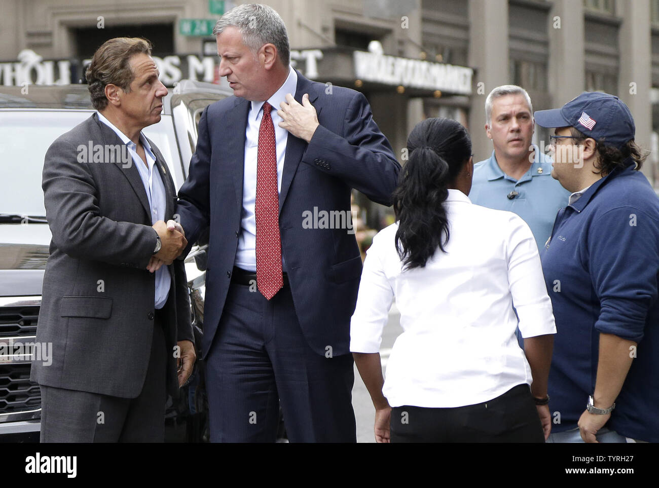 Sindaco di Bill de Blasio e Gov. Andrew Cuomo di New York arriva a prendere un tour del danno un giorno dopo una potente esplosione di una bomba è andato fuori sulla West 23rd Street in Manhattan intorno a 8:30 p.m. il sabato, ferendo 29 persone, fracassando windows e richiede una diffusa street chiusure su West 23rd Street il 18 settembre 2016 a New York City. Molte delle lesioni sono state causate da shrapnel dall'esplosione. Le lesioni non erano in pericolo di vita, anche se una persona è stato seriamente ferito, hanno detto i funzionari. Foto di Giovanni Angelillo/UPI Foto Stock