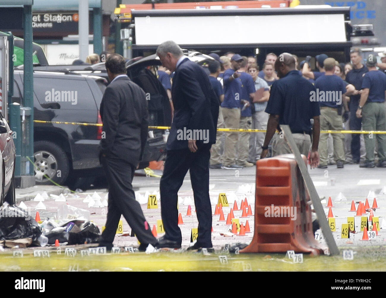 Sindaco di Bill de Blasio e Gov. Andrew Cuomo di New York prendere un tour del danno un giorno dopo una potente esplosione di una bomba è andato fuori sulla West 23rd Street in Manhattan intorno a 8:30 p.m. il sabato, ferendo 29 persone, fracassando windows e richiede una diffusa street chiusure su West 23rd Street il 18 settembre 2016 a New York City. Molte delle lesioni sono state causate da shrapnel dall'esplosione. Le lesioni non erano in pericolo di vita, anche se una persona è stato seriamente ferito, hanno detto i funzionari. Foto di Giovanni Angelillo/UPI Foto Stock