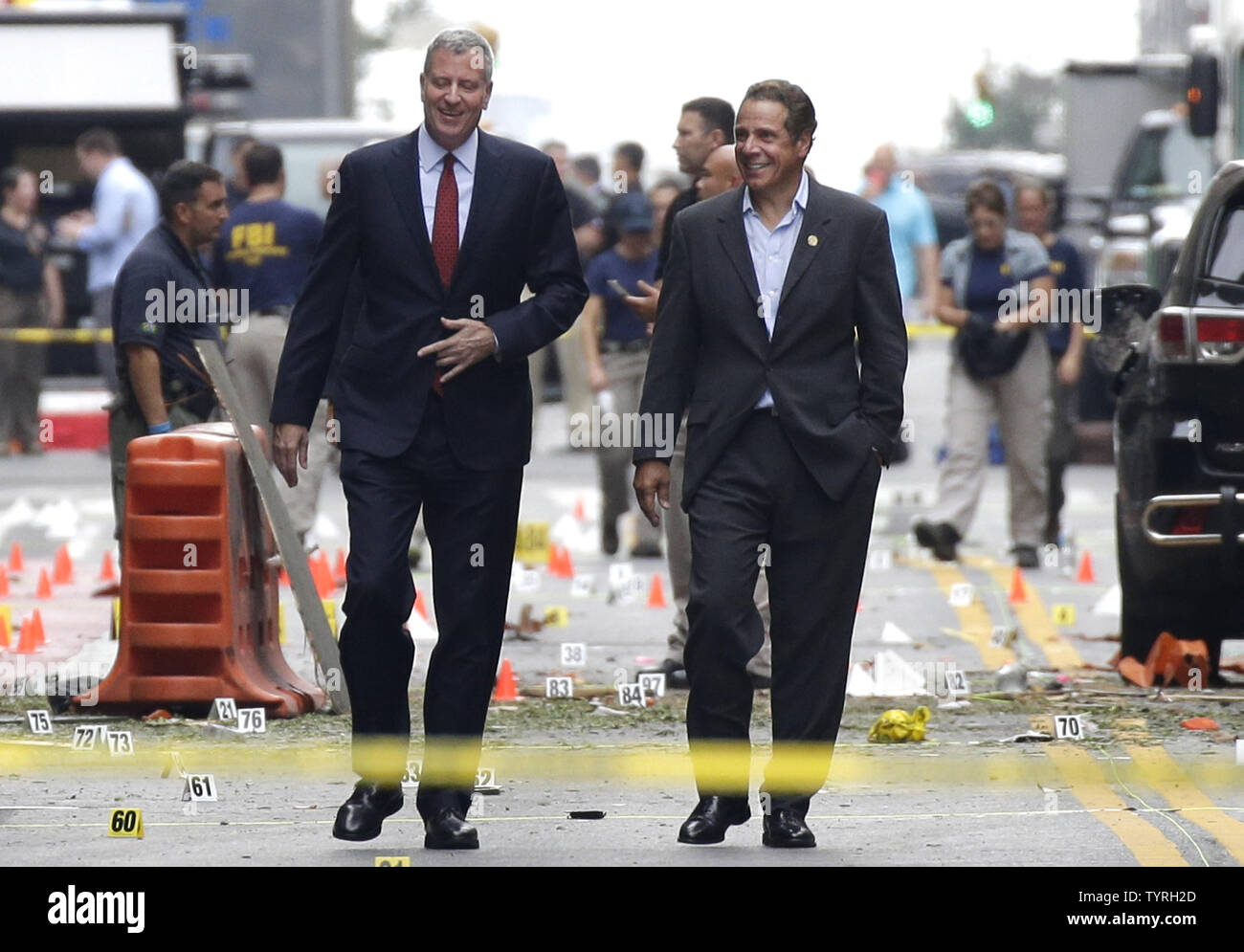 Sindaco di Bill de Blasio e Gov. Andrew Cuomo di New York prendere un tour del danno un giorno dopo una potente esplosione di una bomba è andato fuori sulla West 23rd Street in Manhattan intorno a 8:30 p.m. il sabato, ferendo 29 persone, fracassando windows e richiede una diffusa street chiusure su West 23rd Street il 18 settembre 2016 a New York City. Molte delle lesioni sono state causate da shrapnel dall'esplosione. Le lesioni non erano in pericolo di vita, anche se una persona è stato seriamente ferito, hanno detto i funzionari. Foto di Giovanni Angelillo/UPI Foto Stock