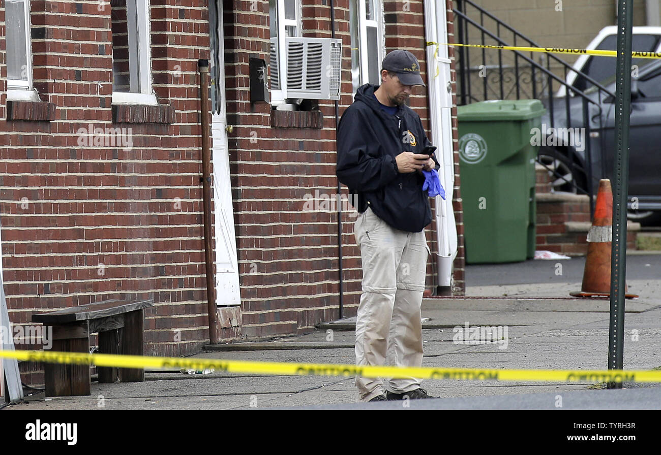 Un investigatore contiene un paio di guanti vicino a dove Ahmad Khan Rahami è stato fermato dalla polizia il 19 settembre 2016 in Linden, New Jersey. Due giorni prima, l'esplosione di una bomba è andato fuori sulla West 23rd Street in Manhattan intorno a 8:30 p.m. il sabato, ferendo 29 persone su West 23rd Street a Manhattan. L'uomo crede di essere responsabile per l'esplosione di Manhattan del sabato notte e un precedente bombardamento nel New Jersey, Ahmad Khan Rahami, è stato preso in custodia il lunedì dopo che egli è stato ferito in uno scontro a fuoco con la polizia. Foto di Giovanni Angelillo/UPI Foto Stock