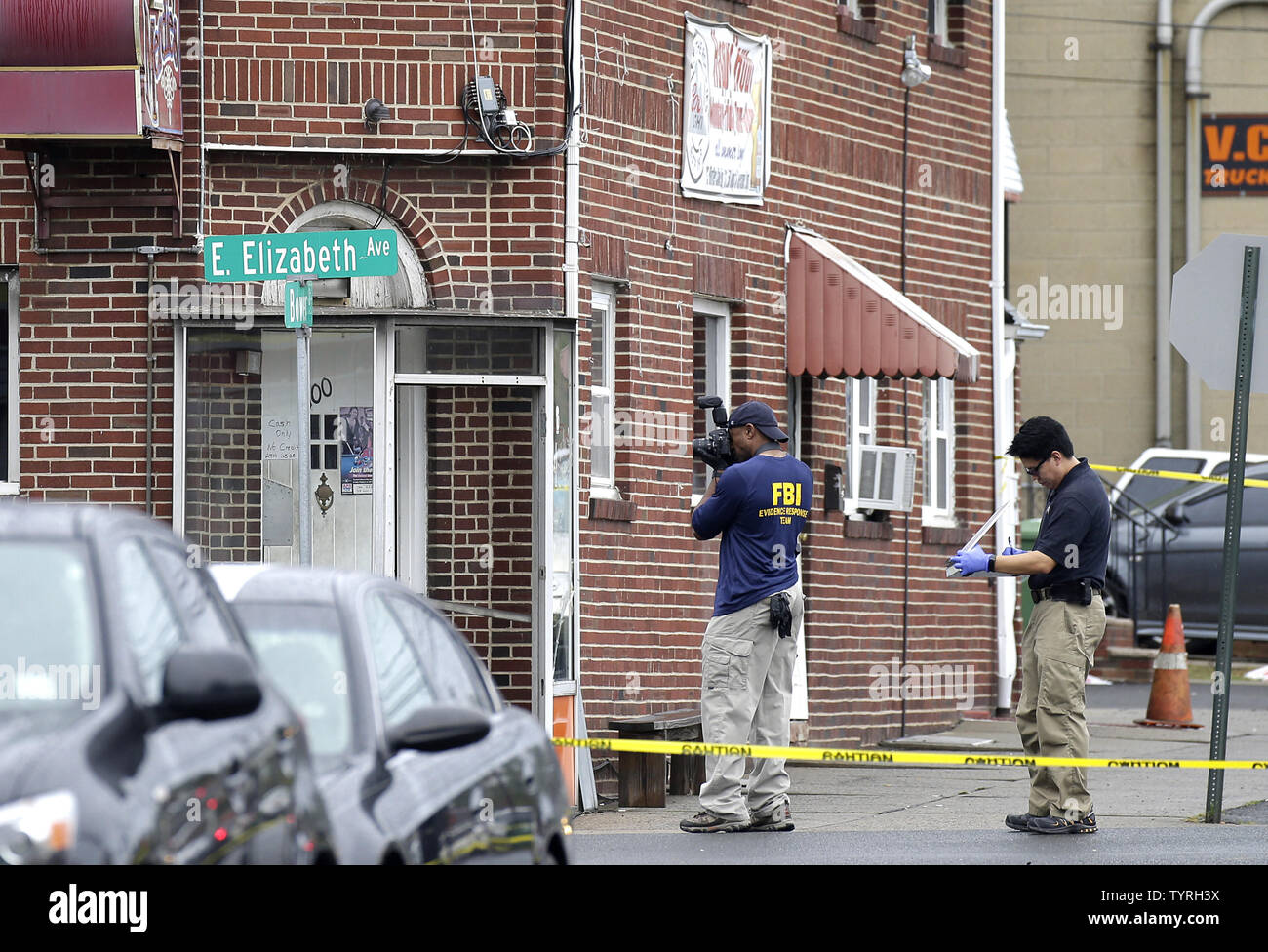 Un agente FBI prende le foto nelle vicinanze dove Ahmad Khan Rahami è stato fermato dalla polizia il 19 settembre 2016 in Linden, New Jersey. Due giorni prima, l'esplosione di una bomba è andato fuori sulla West 23rd Street in Manhattan intorno a 8:30 p.m. il sabato, ferendo 29 persone su West 23rd Street a Manhattan. L'uomo crede di essere responsabile per l'esplosione di Manhattan del sabato notte e un precedente bombardamento nel New Jersey, Ahmad Khan Rahami, è stato preso in custodia il lunedì dopo che egli è stato ferito in uno scontro a fuoco con la polizia. Foto di Giovanni Angelillo/UPI Foto Stock