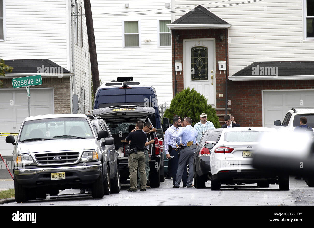 Sperimentatore raccogliere vicino a dove Ahmad Khan Rahami è stato fermato dalla polizia il 19 settembre 2016 in Linden, New Jersey. Due giorni prima, l'esplosione di una bomba è andato fuori sulla West 23rd Street in Manhattan intorno a 8:30 p.m. il sabato, ferendo 29 persone su West 23rd Street a Manhattan. L'uomo crede di essere responsabile per l'esplosione di Manhattan del sabato notte e un precedente bombardamento nel New Jersey, Ahmad Khan Rahami, è stato preso in custodia il lunedì dopo che egli è stato ferito in uno scontro a fuoco con la polizia. Foto di Giovanni Angelillo/UPI Foto Stock