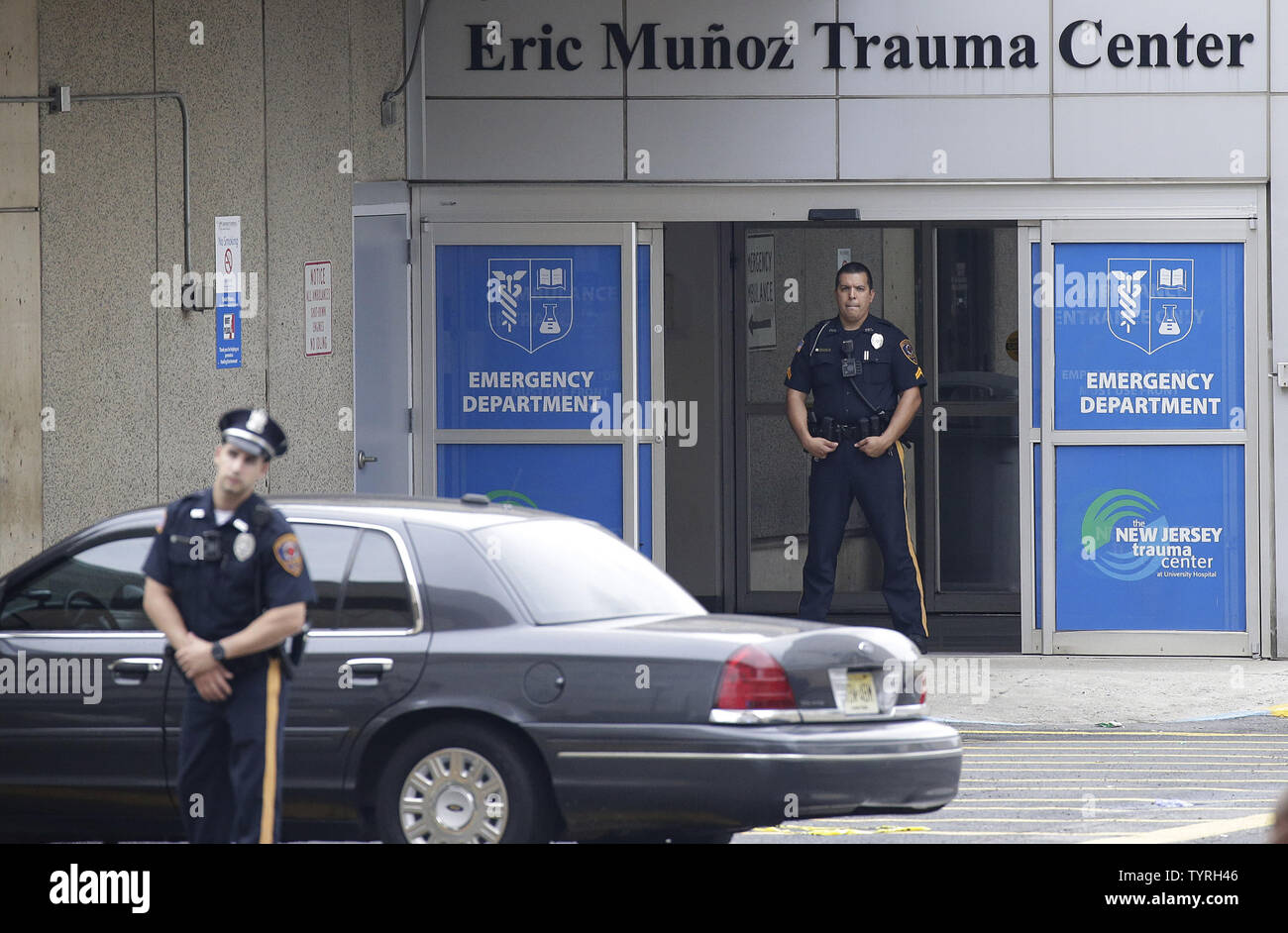 La polizia di raccogliere all'ingresso University Hospital Trauma Center dove Ahmad Khan Rahami viene addebitata in New York e nel New Jersey bombardamenti dopo che è stato girato quando fermati dalla polizia il 19 settembre 2016 Newark, New Jersey. Due giorni prima, l'esplosione di una bomba è andato fuori sulla West 23rd Street in Manhattan intorno a 8:30 p.m. il sabato, ferendo 29 persone su West 23rd Street a Manhattan. L'uomo crede di essere responsabile per l'esplosione di Manhattan del sabato notte e un precedente bombardamento nel New Jersey, Ahmad Khan Rahami, è stato preso in custodia il lunedì dopo che egli è stato ferito in un gunf Foto Stock