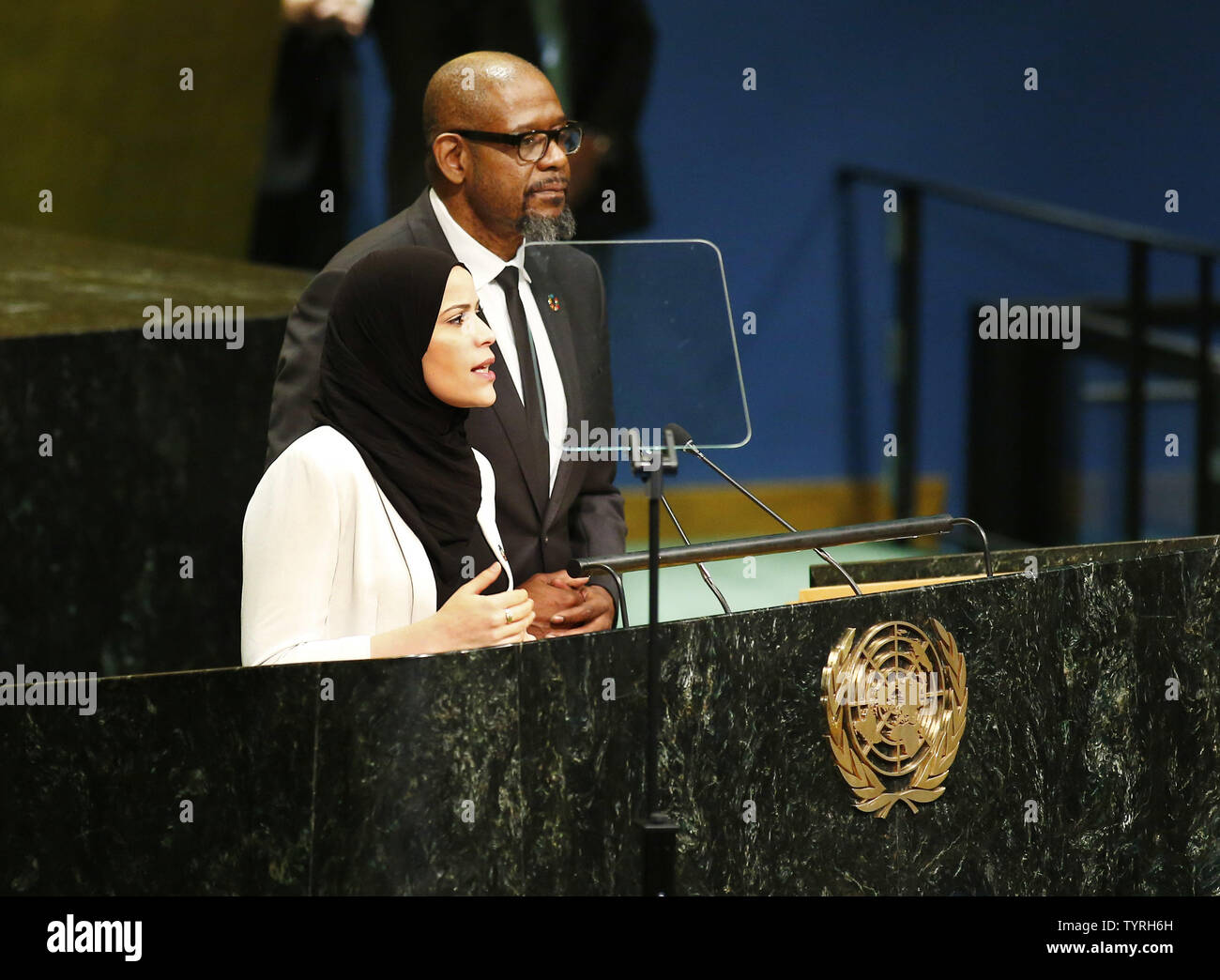 Alaa Murabit parla come Forest Whitaker ascolta durante la cerimonia dell'anniversario dell'adozione dell'Agenda 2030 e gli obiettivi di uno sviluppo sostenibile tenutosi in assemblea generale all'Assemblea generale delle Nazioni Unite presso le Nazioni Unite a New York City il 20 settembre 2016. Foto di Monika Graff/UPI Foto Stock