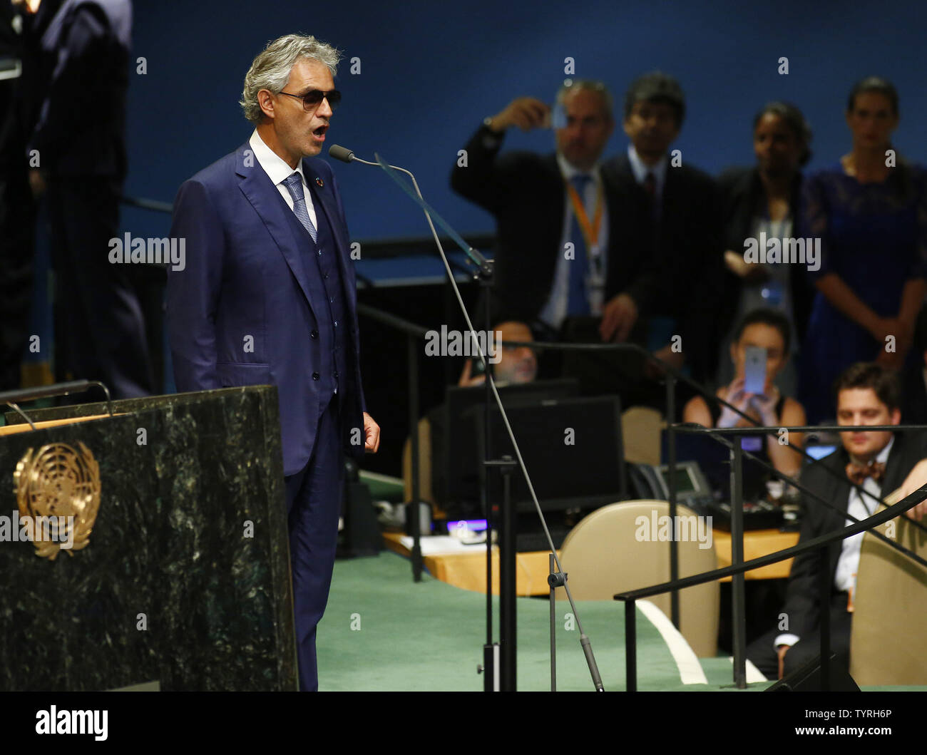 Andrea Bocelli esegue durante la cerimonia dell'anniversario dell'adozione dell'Agenda 2030 e gli obiettivi di uno sviluppo sostenibile tenutosi in assemblea generale all'Assemblea generale delle Nazioni Unite presso le Nazioni Unite a New York City il 20 settembre 2016. Foto di Monika Graff/UPI Foto Stock