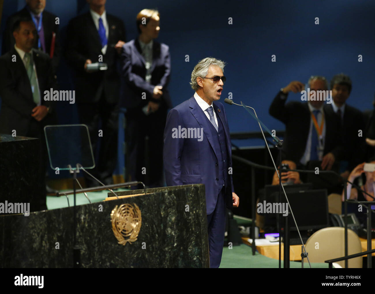 Andrea Bocelli esegue durante la cerimonia dell'anniversario dell'adozione dell'Agenda 2030 e gli obiettivi di uno sviluppo sostenibile tenutosi in assemblea generale all'Assemblea generale delle Nazioni Unite presso le Nazioni Unite a New York City il 20 settembre 2016. Foto di Monika Graff/UPI Foto Stock