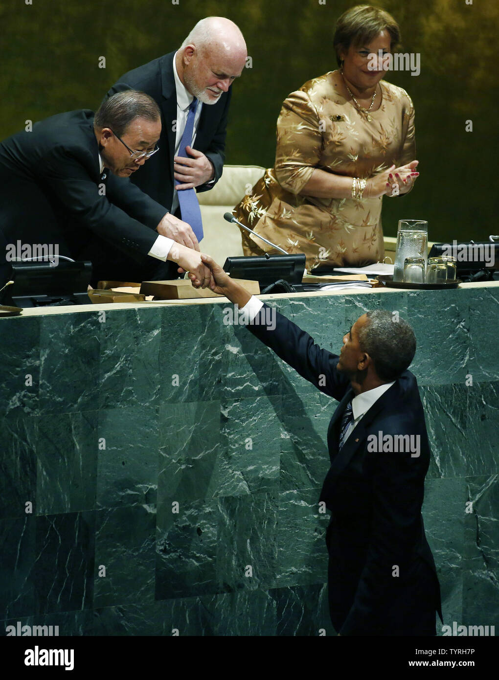 Il Segretario Generale Ban Ki-moon (L) scuote le mani con U.S. Il presidente Barack Obama come Peter Thompson, seconda a sinistra, presidente della settantunesima Assemblea Generale, guarda alla conclusione di Obama il discorso al dibattito generale dell Assemblea Generale delle Nazioni Unite presso le Nazioni Unite a New York City il 20 settembre 2016. Foto di Monika Graff/UPI Foto Stock