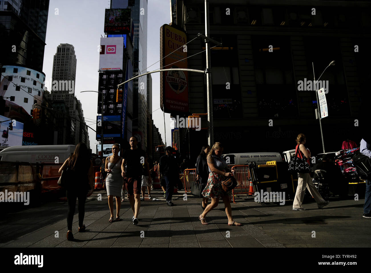 I pedoni a piedi in Times Square come NYPD Bomb Squad e veicoli di emergenza è rimasta parcheggiata su 42nd street dopo le relazioni di un pacchetto sospetto inviato polizia di scena il 21 settembre 2016 a New York City. Il pacchetto si è rivelata essere una valigia vuota e del tutto chiaro è stato dato poco dopo. Le tensioni sono ancora alta giorni dopo l'esplosione di una bomba è andato fuori sulla West 23rd Street a Manhattan su Sabato, ferendo 29 persone, fracassando windows e richiede una diffusa street chiusure su West 23rd Street. Foto di Giovanni Angelillo/UPI Foto Stock