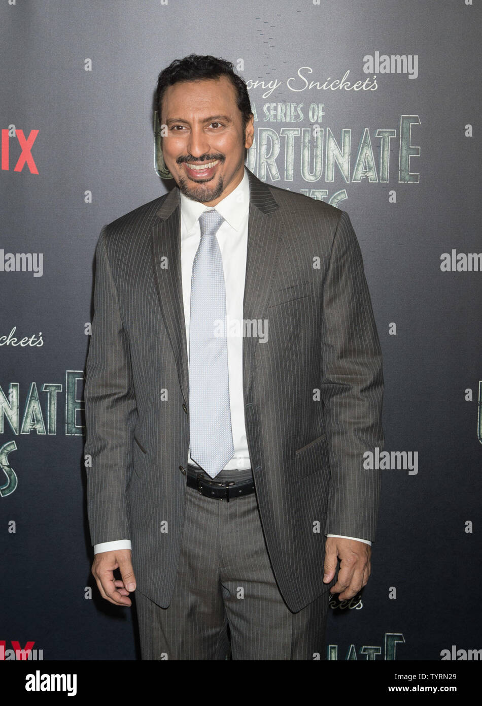 Aasif Mandvi arriva sul tappeto rosso al Netflix's Premiere "di una serie di sfortunati eventi' on gennaio 11, 2017 a New York City. Foto di Bryan R. Smith/UPI Foto Stock
