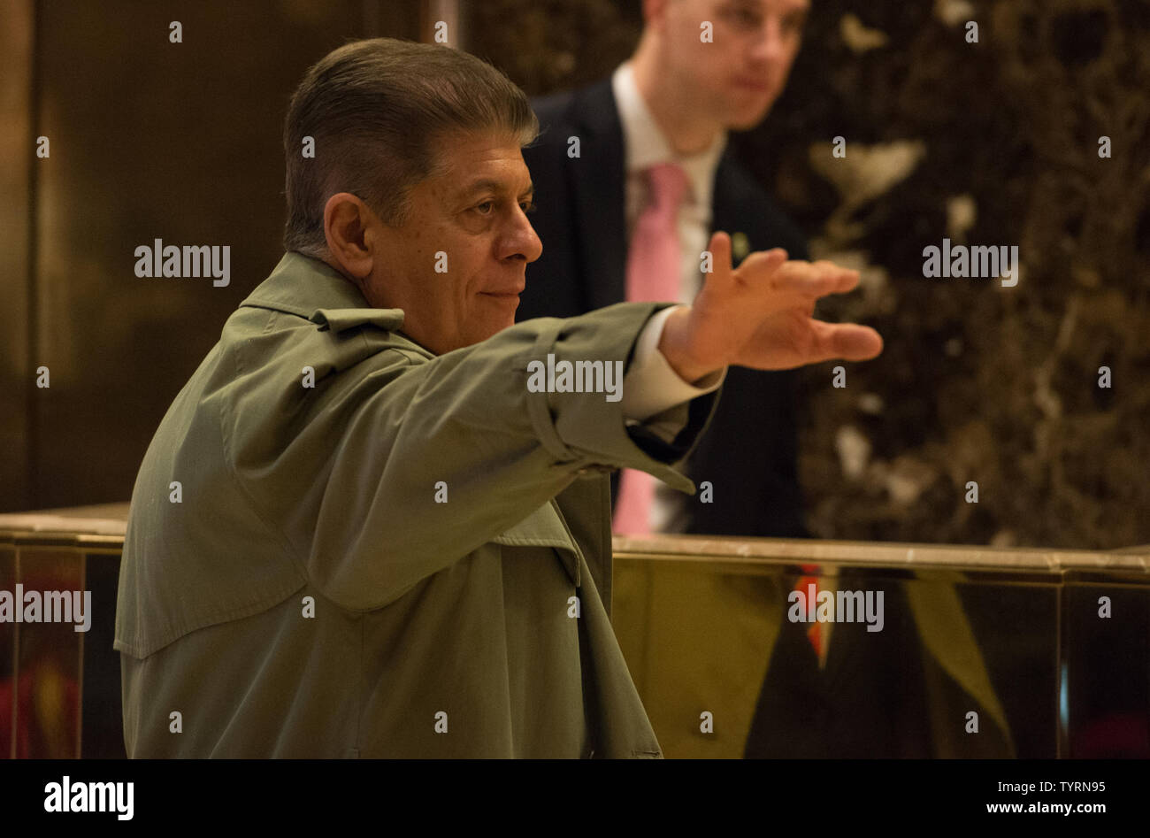 Andrew Napolitano arriva al Trump Tower on gennaio 17, 2017 a New York City. Stati Uniti Presidente Eletto Donald Trump è ancora tenere riunioni al piano di sopra al Trump Tower a soli 3 giorni prima dell'inaugurazione. Foto di Bryan R. Smith/UPI Foto Stock